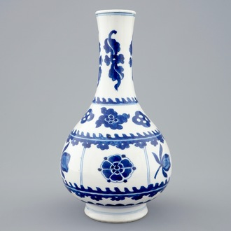 Un vase de forme bouteille en porcelaine de Chine bleu et blanc, Kangxi
